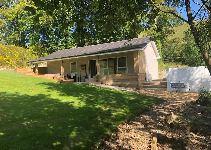 The Hideout, A Detached Lodge, Hot Tub, Heating, Wifi & Parking
