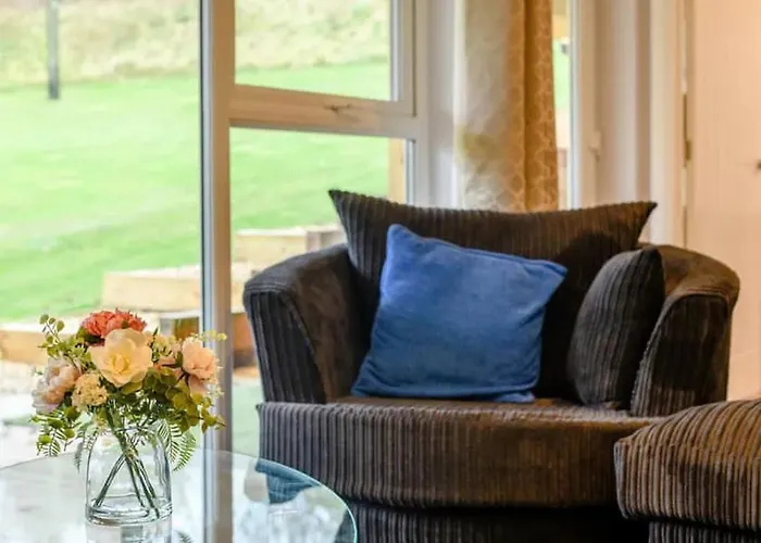 The Hideout, A Detached Lodge, Hot Tub, Heating, Wifi & Parking
