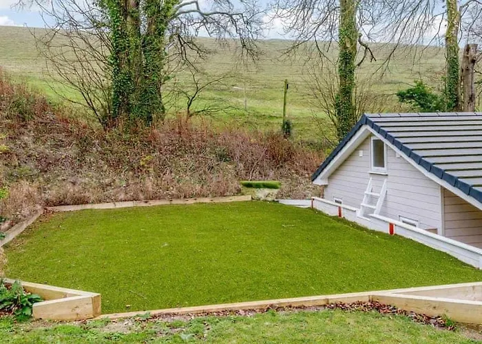 The Hideout, A Detached Lodge, Hot Tub, Heating, Wifi & Parking