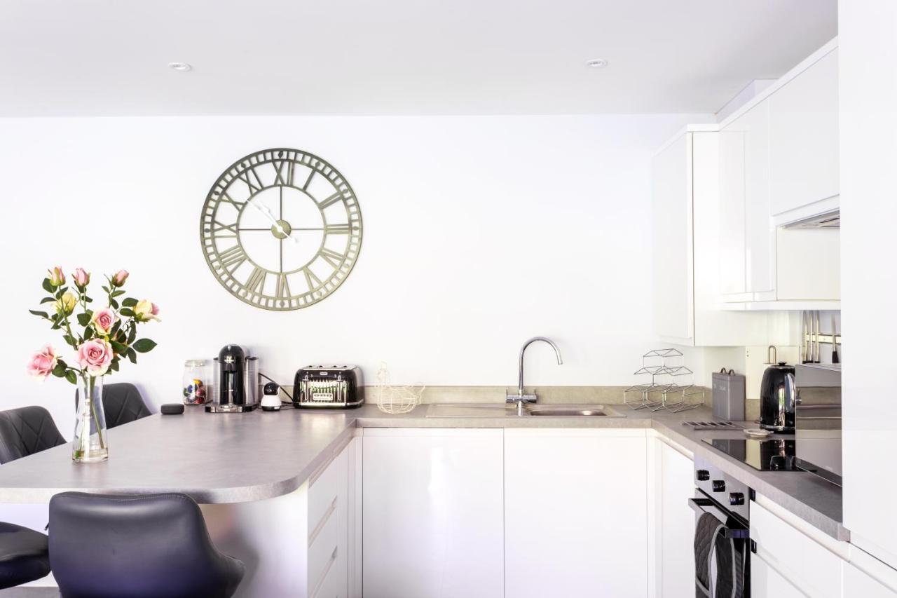 The Hideout, A Detached Lodge, Hot Tub, Heating, Wifi & Parking Holiday home *