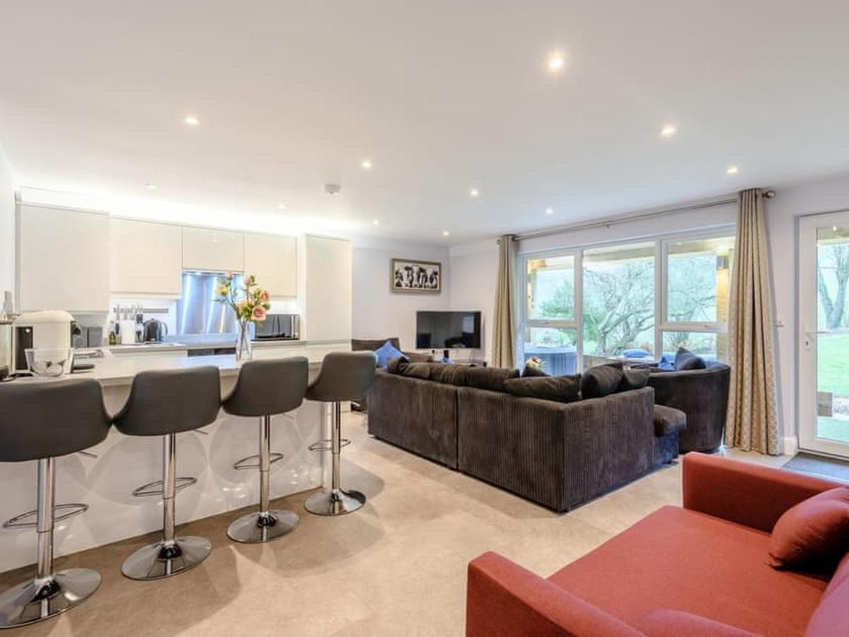 The Hideout, A Detached Lodge, Hot Tub, Heating, Wifi & Parking Long Bredy