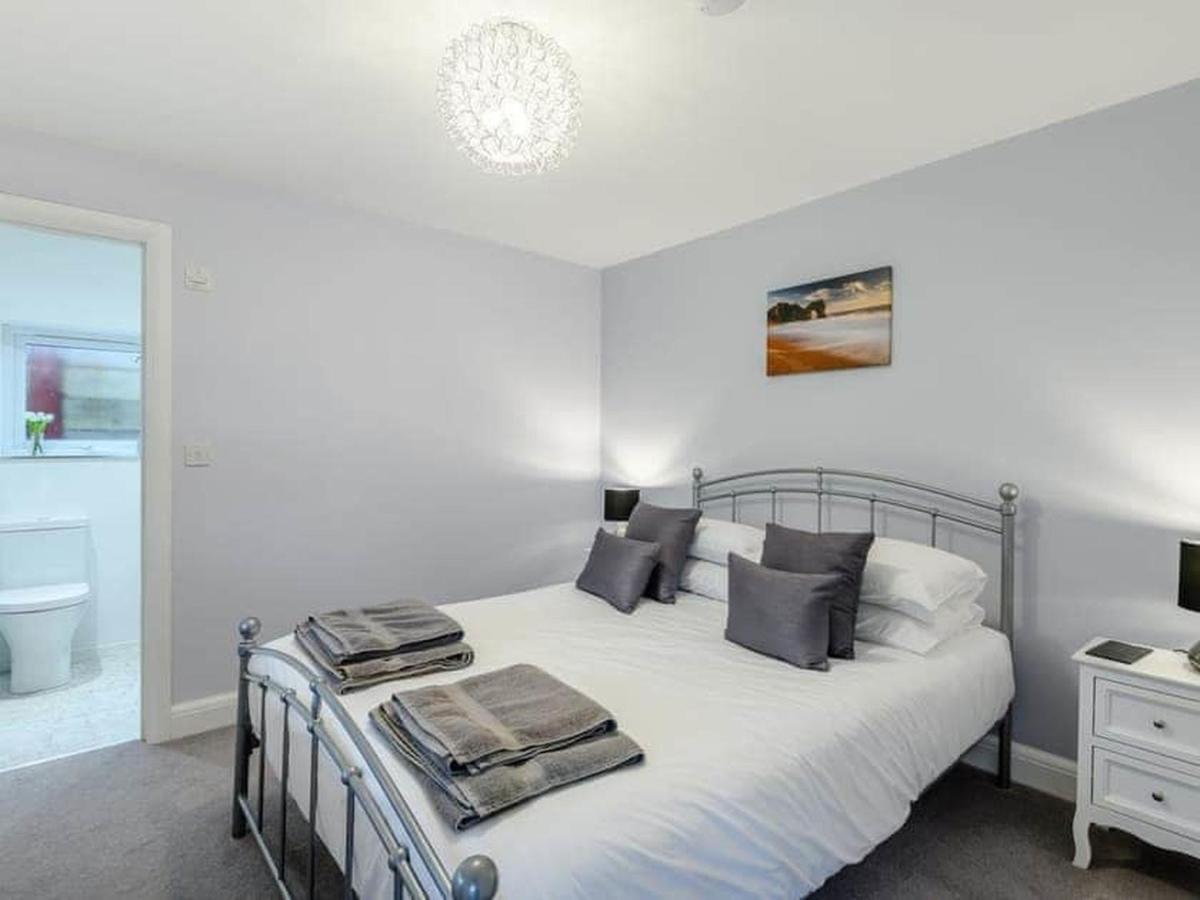 The Hideout, A Detached Lodge, Hot Tub, Heating, Wifi & Parking Long Bredy