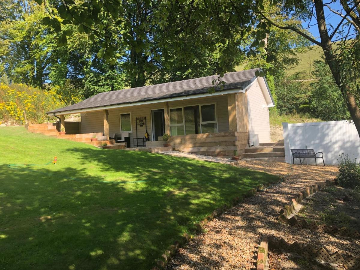 The Hideout, A Detached Lodge, Hot Tub, Heating, Wifi & Parking Holiday home Long Bredy