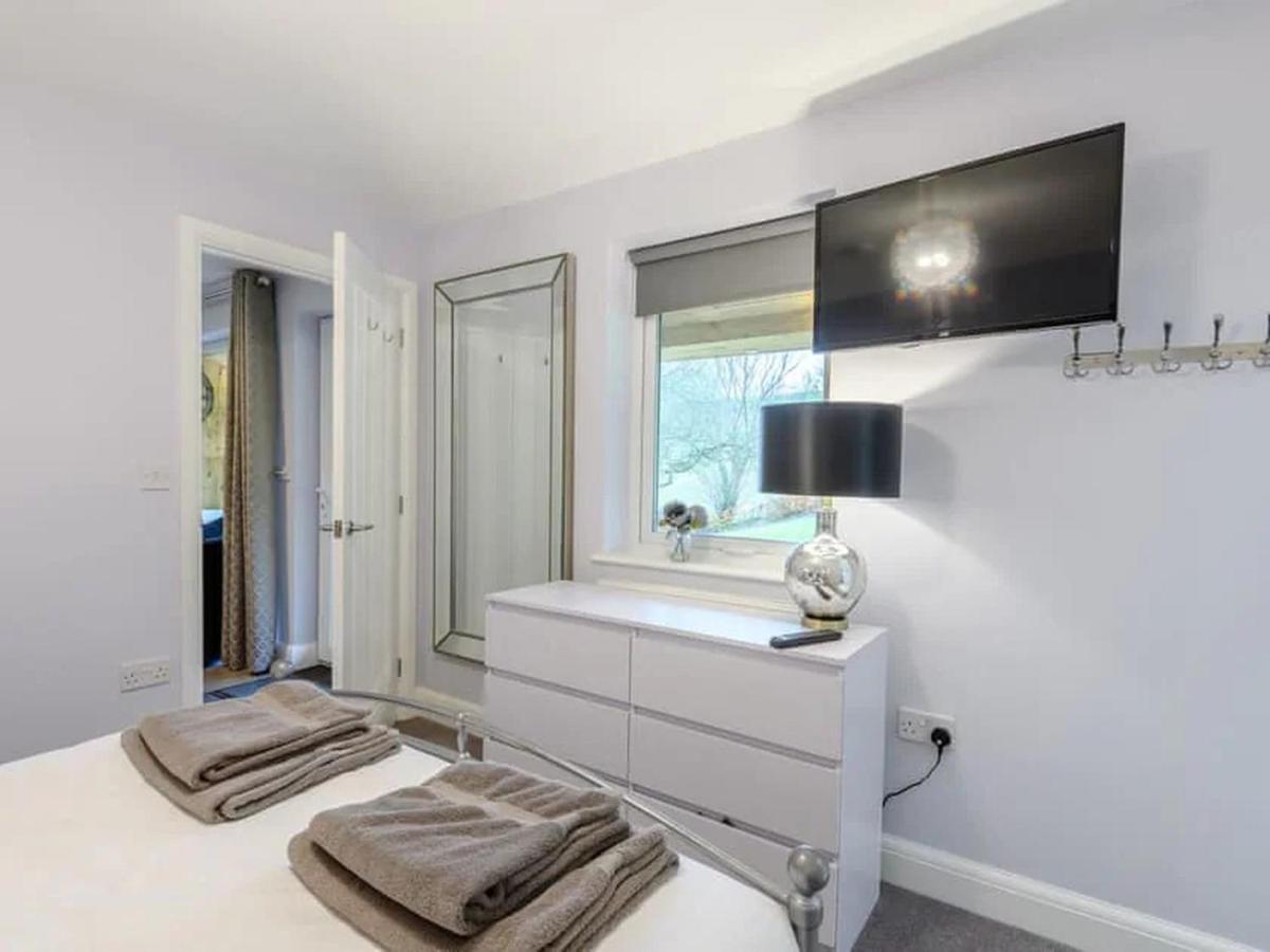 The Hideout, A Detached Lodge, Hot Tub, Heating, Wifi & Parking