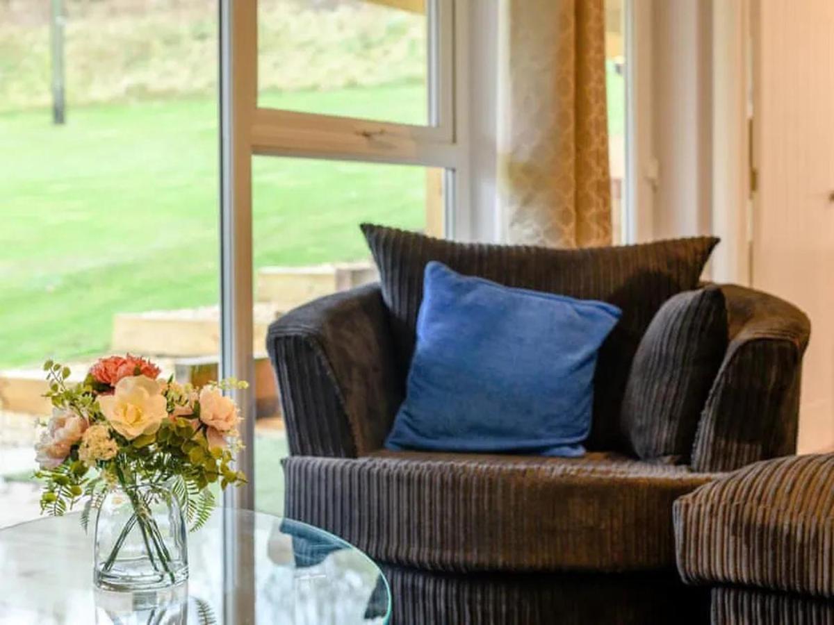 The Hideout, A Detached Lodge, Hot Tub, Heating, Wifi & Parking Holiday home Long Bredy