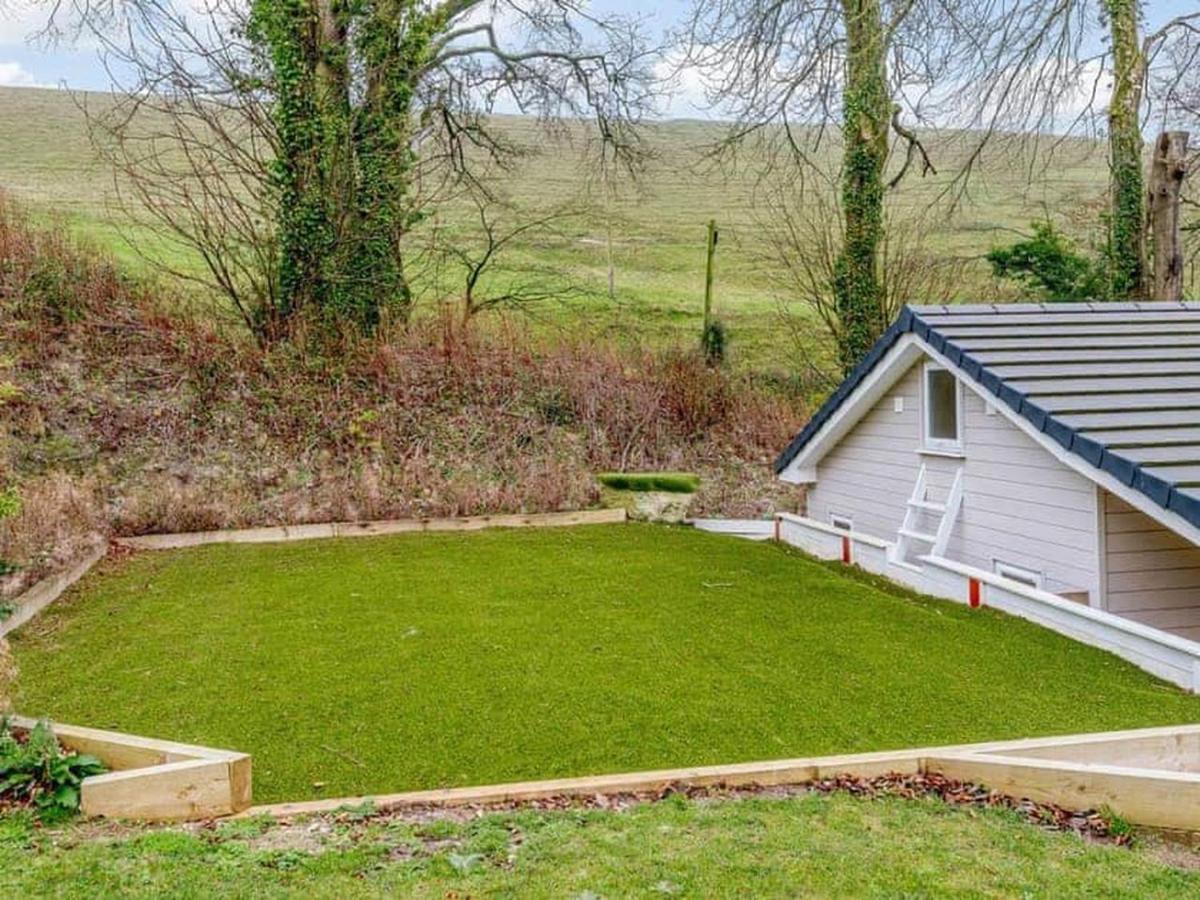 The Hideout, A Detached Lodge, Hot Tub, Heating, Wifi & Parking *