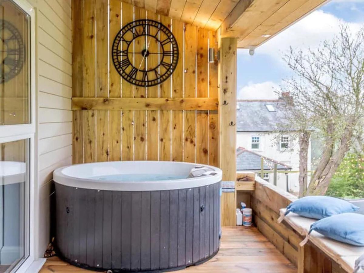 The Hideout, A Detached Lodge, Hot Tub, Heating, Wifi & Parking