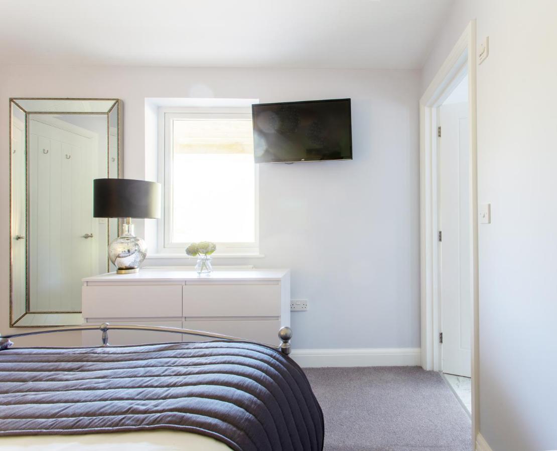 The Hideout, A Detached Lodge, Hot Tub, Heating, Wifi & Parking