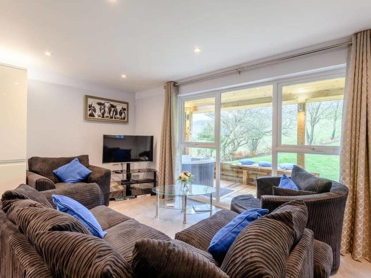 The Hideout, A Detached Lodge, Hot Tub, Heating, Wifi & Parking