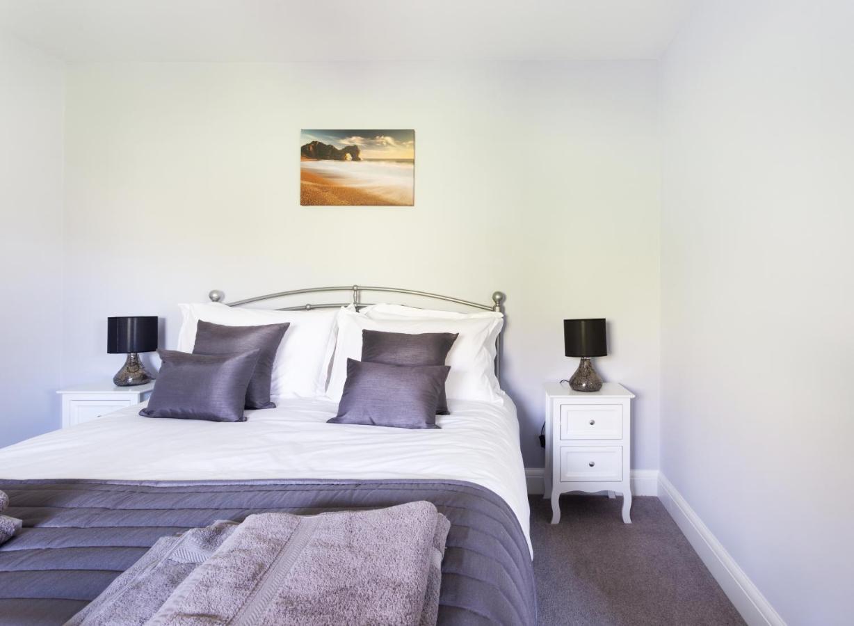 The Hideout, A Detached Lodge, Hot Tub, Heating, Wifi & Parking *