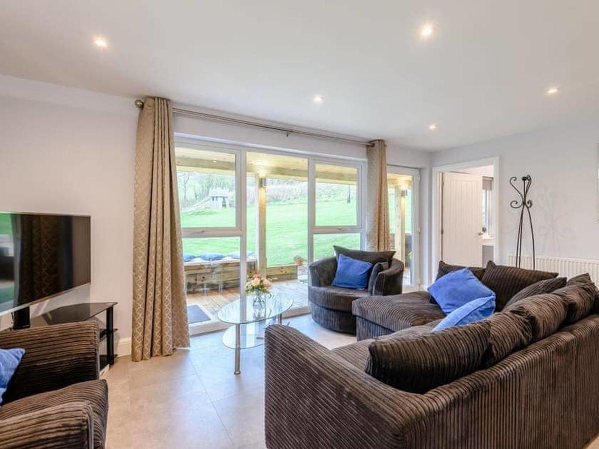 The Hideout, A Detached Lodge, Hot Tub, Heating, Wifi & Parking * Long Bredy