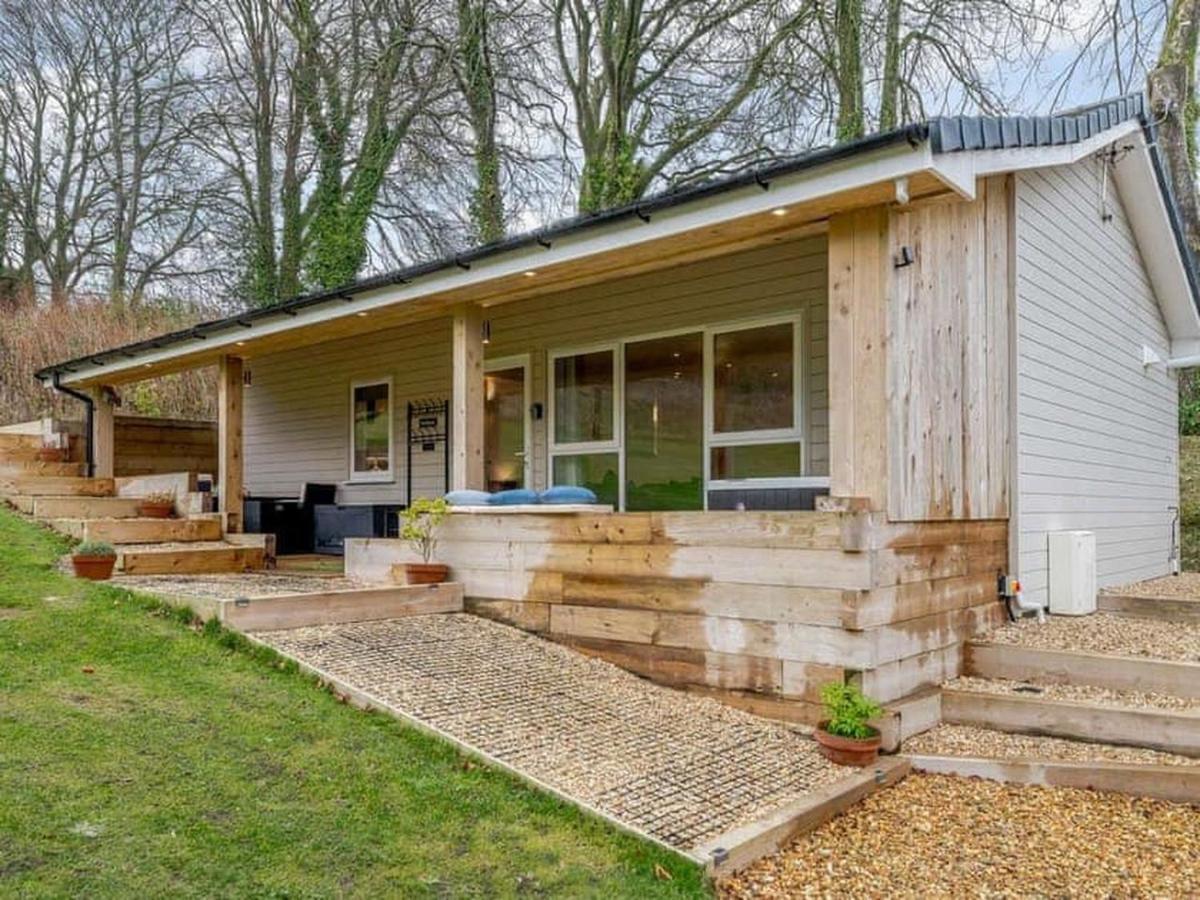 Holiday home The Hideout, A Detached Lodge, Hot Tub, Heating, Wifi & Parking *