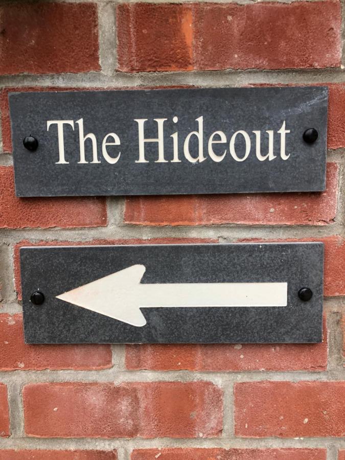 The Hideout, A Detached Lodge, Hot Tub, Heating, Wifi & Parking