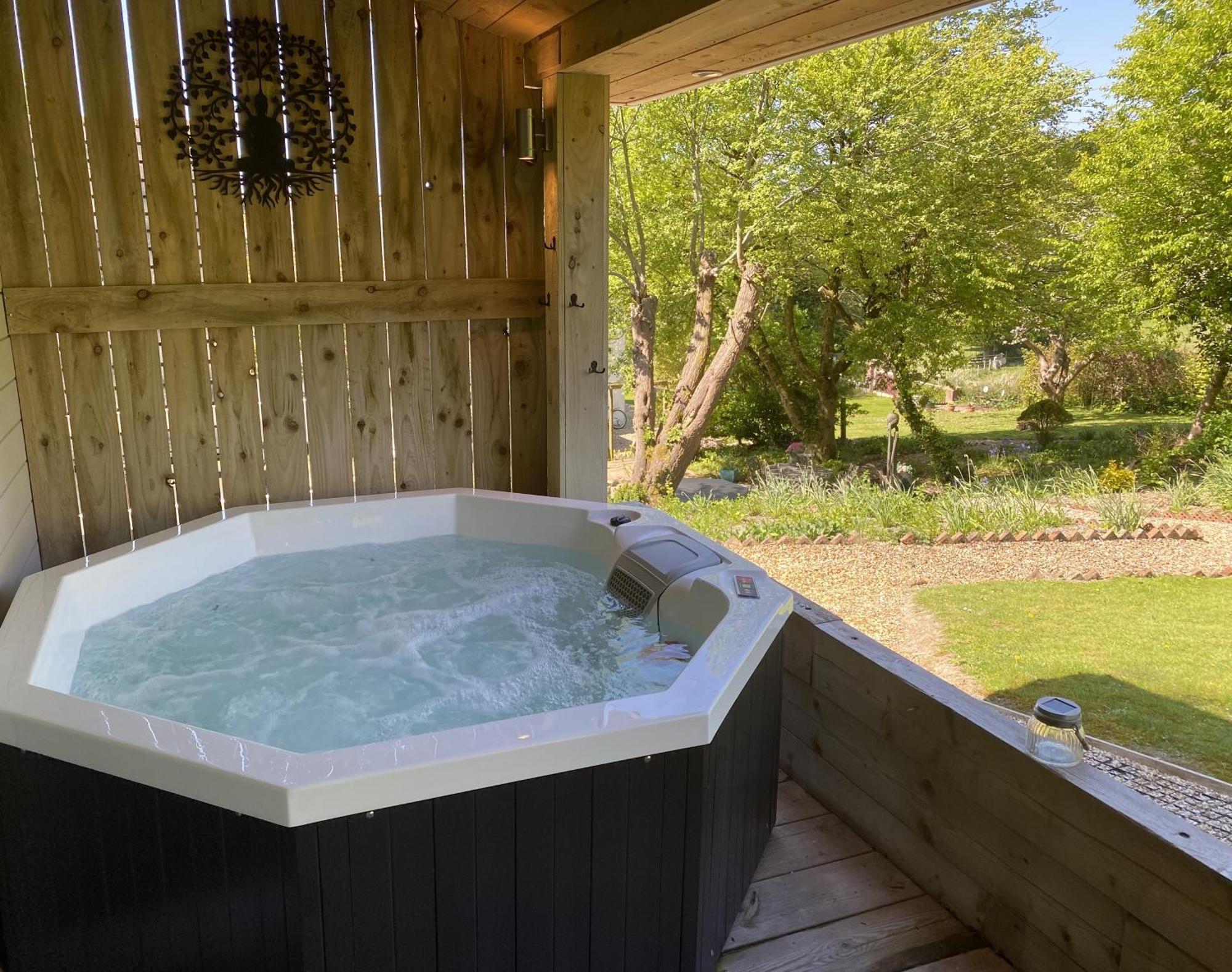 Holiday home The Hideout, A Detached Lodge, Hot Tub, Heating, Wifi & Parking *