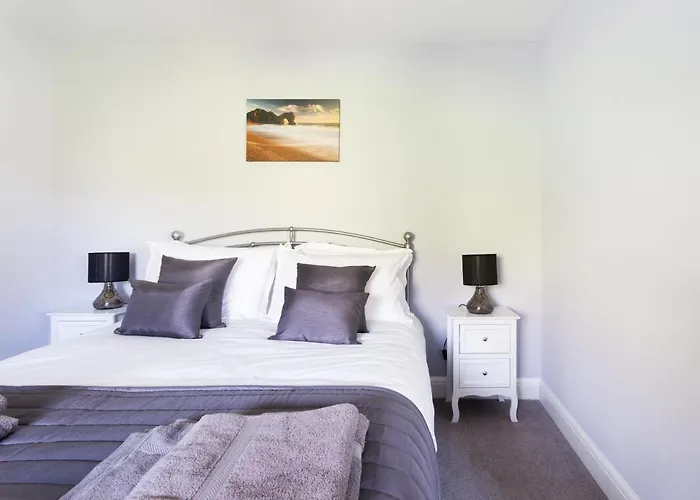 The Hideout, A Detached Lodge, Hot Tub, Heating, Wifi & Parking