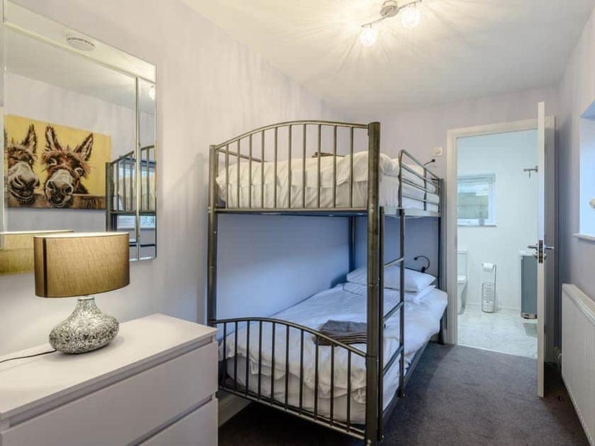 Vakantiehuis The Hideout, A Detached Lodge, Hot Tub, Heating, Wifi & Parking *