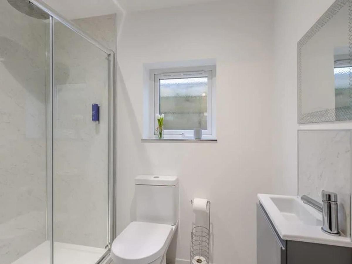 Vakantiehuis The Hideout, A Detached Lodge, Hot Tub, Heating, Wifi & Parking