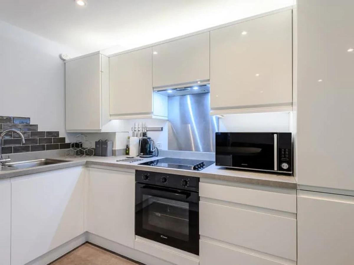 Vakantiehuis The Hideout, A Detached Lodge, Hot Tub, Heating, Wifi & Parking *